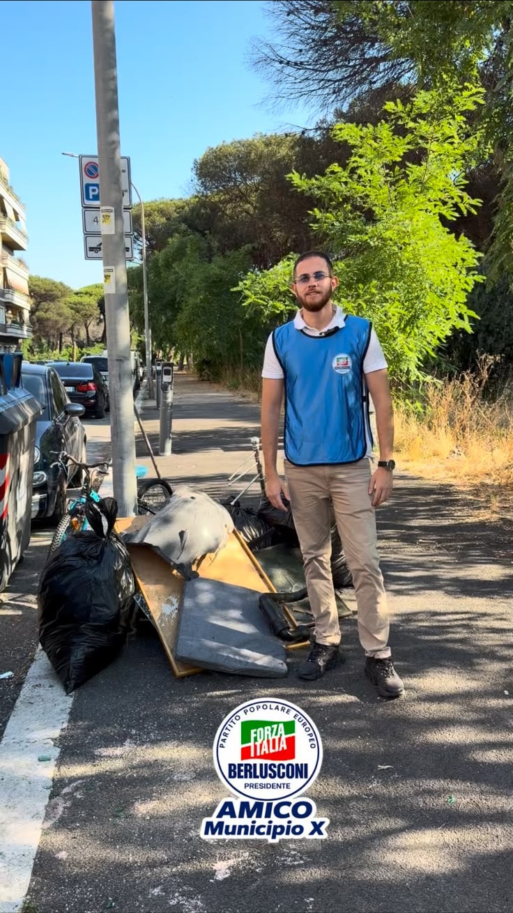 Lorenzo Amico durante un intervento per il decoro urbano