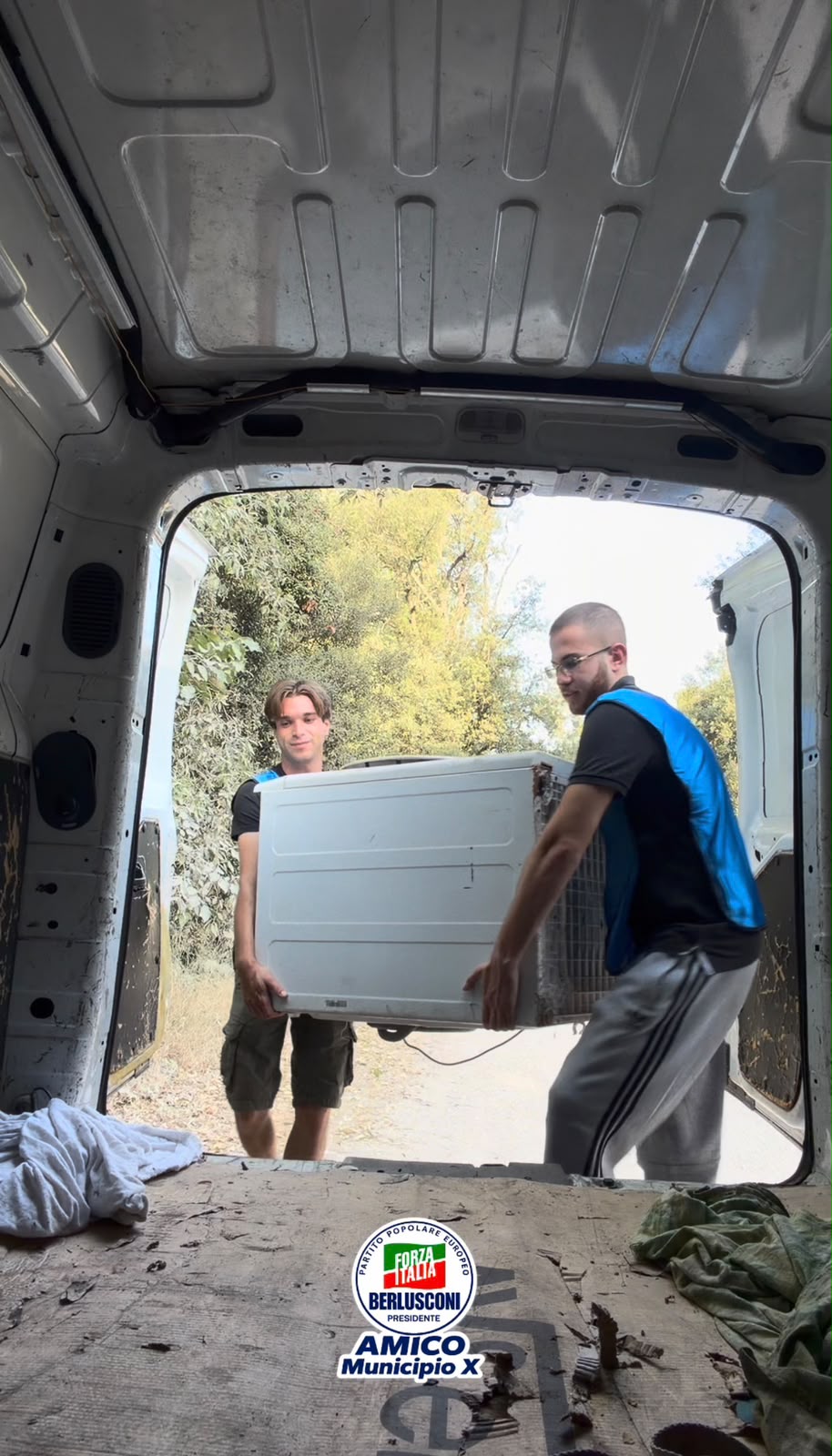 Lorenzo Amico durante un'attività di volontariato