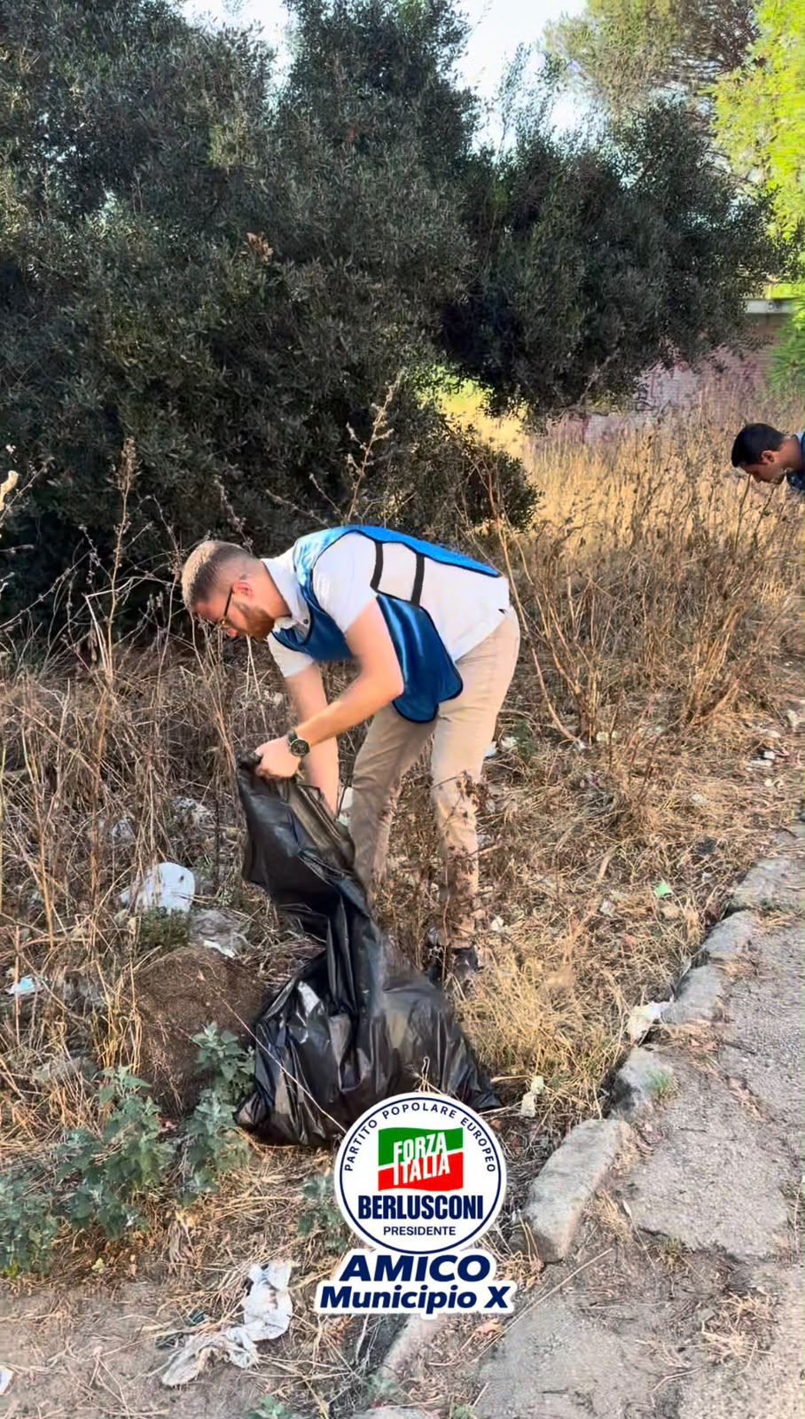Lorenzo Amico impegnato nella pulizia del territorio